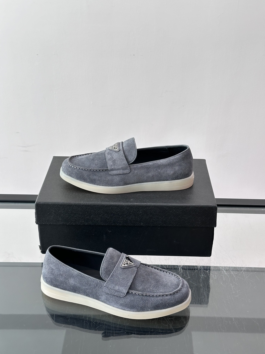 Prada/普拉达 男士新款一脚蹬懒人休闲鞋👟这款运动鞋采用反绒皮革,一脚蹬乐福鞋鞋面,现代简约风格,舒适透气,实用百搭 Prada/普拉达 男士新款一脚蹬懒人休闲鞋👟这款运动鞋采用反绒皮革,一脚蹬乐福鞋鞋面,现代简约风格,舒适透气,实用百搭