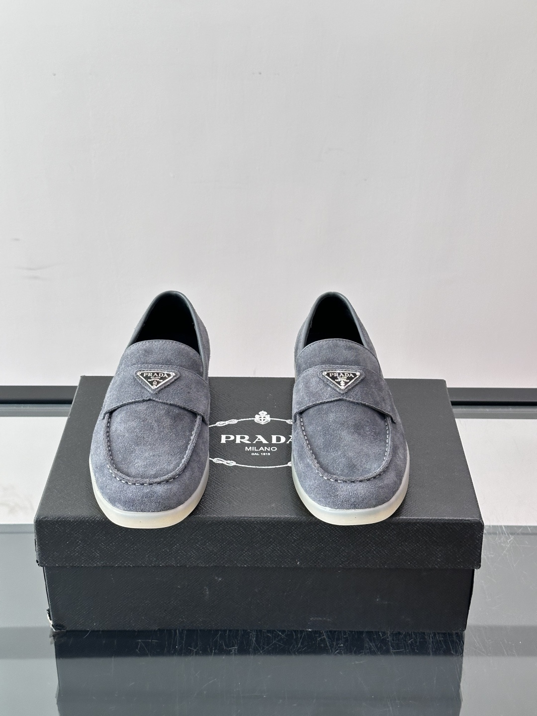 Prada/普拉达 男士新款一脚蹬懒人休闲鞋👟这款运动鞋采用反绒皮革,一脚蹬乐福鞋鞋面,现代简约风格,舒适透气,实用百搭 Prada/普拉达 男士新款一脚蹬懒人休闲鞋👟这款运动鞋采用反绒皮革,一脚蹬乐福鞋鞋面,现代简约风格,舒适透气,实用百搭
