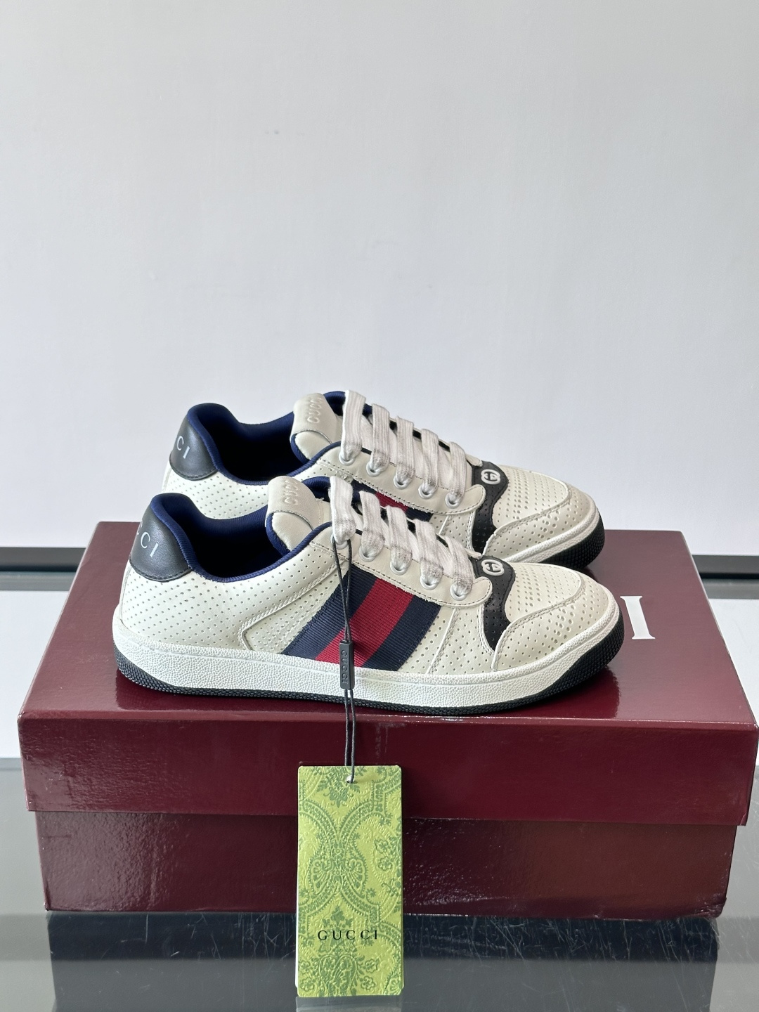Gu~i🆕低帮运动鞋系列®复古小脏鞋〰️🔜这款运动鞋以70年代经典运动鞋为灵感原型🔸复古学院风款式与融入怀旧运动服风格的 Gu~i🆕低帮运动鞋系列®复古小脏鞋〰️🔜这款运动鞋以70年代经典运动鞋为灵感原型🔸复古学院风款式与融入怀旧运动服风格的