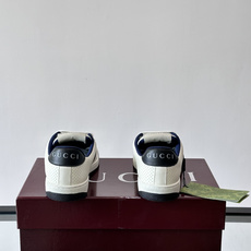 Gu~i🆕低帮运动鞋系列®复古小脏鞋〰️🔜这款运动鞋以70年代经典运动鞋为灵感原型🔸复古学院风款式与融入怀旧运动服风格的 Gu~i🆕低帮运动鞋系列®复古小脏鞋〰️🔜这款运动鞋以70年代经典运动鞋为灵感原型🔸复古学院风款式与融入怀旧运动服风格的