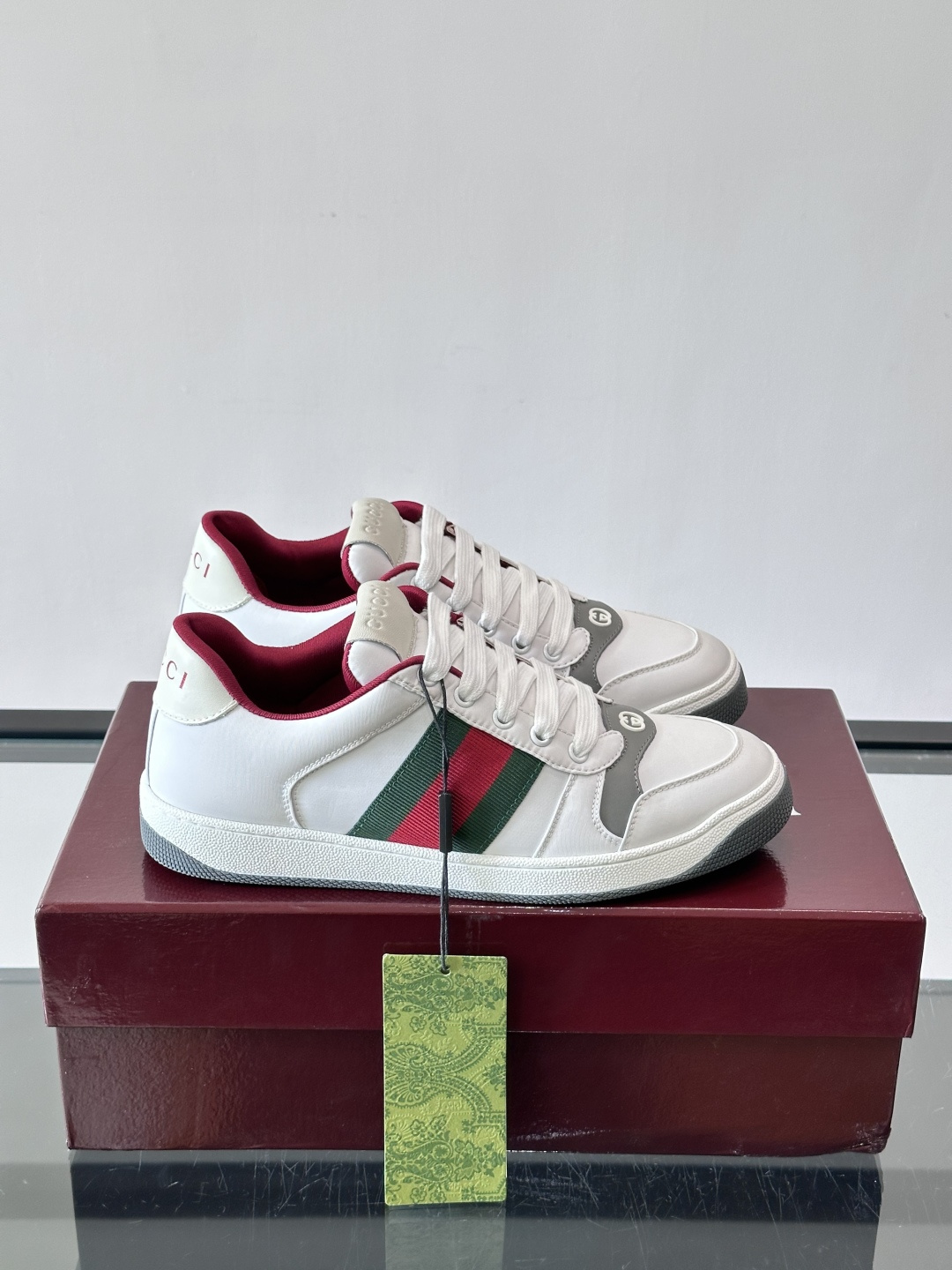 Gu~i🆕低帮运动鞋系列®复古小脏鞋〰️🔜这款运动鞋以70年代经典运动鞋为灵感原型🔸复古学院风款式与融入怀旧运动服风格的 Gu~i🆕低帮运动鞋系列®复古小脏鞋〰️🔜这款运动鞋以70年代经典运动鞋为灵感原型🔸复古学院风款式与融入怀旧运动服风格的