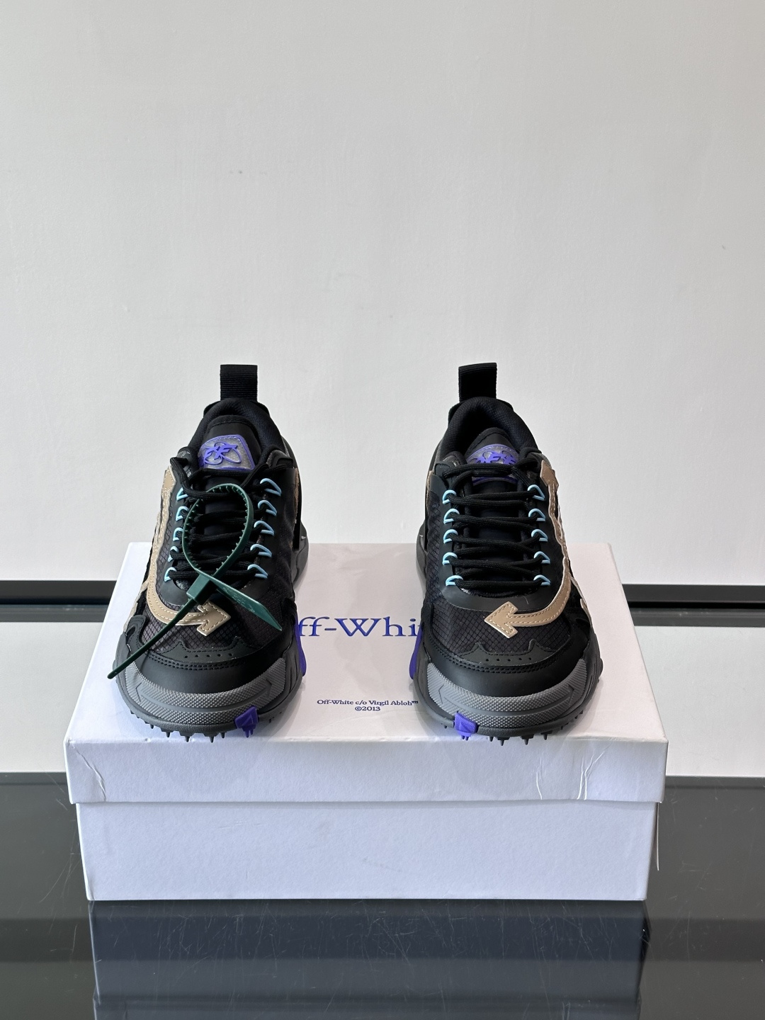 Off-White × Nike Air Max 90 情侣👫联名运动鞋,网面鞋身搭配撞色箭头绑带系统,透明蓝色 Off-White × Nike Air Max 90 情侣👫联名运动鞋,网面鞋身搭配撞色箭头绑带系统,透明蓝色