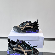 Off-White × Nike Air Max 90 情侣👫联名运动鞋,网面鞋身搭配撞色箭头绑带系统,透明蓝色 Off-White × Nike Air Max 90 情侣👫联名运动鞋,网面鞋身搭配撞色箭头绑带系统,透明蓝色
