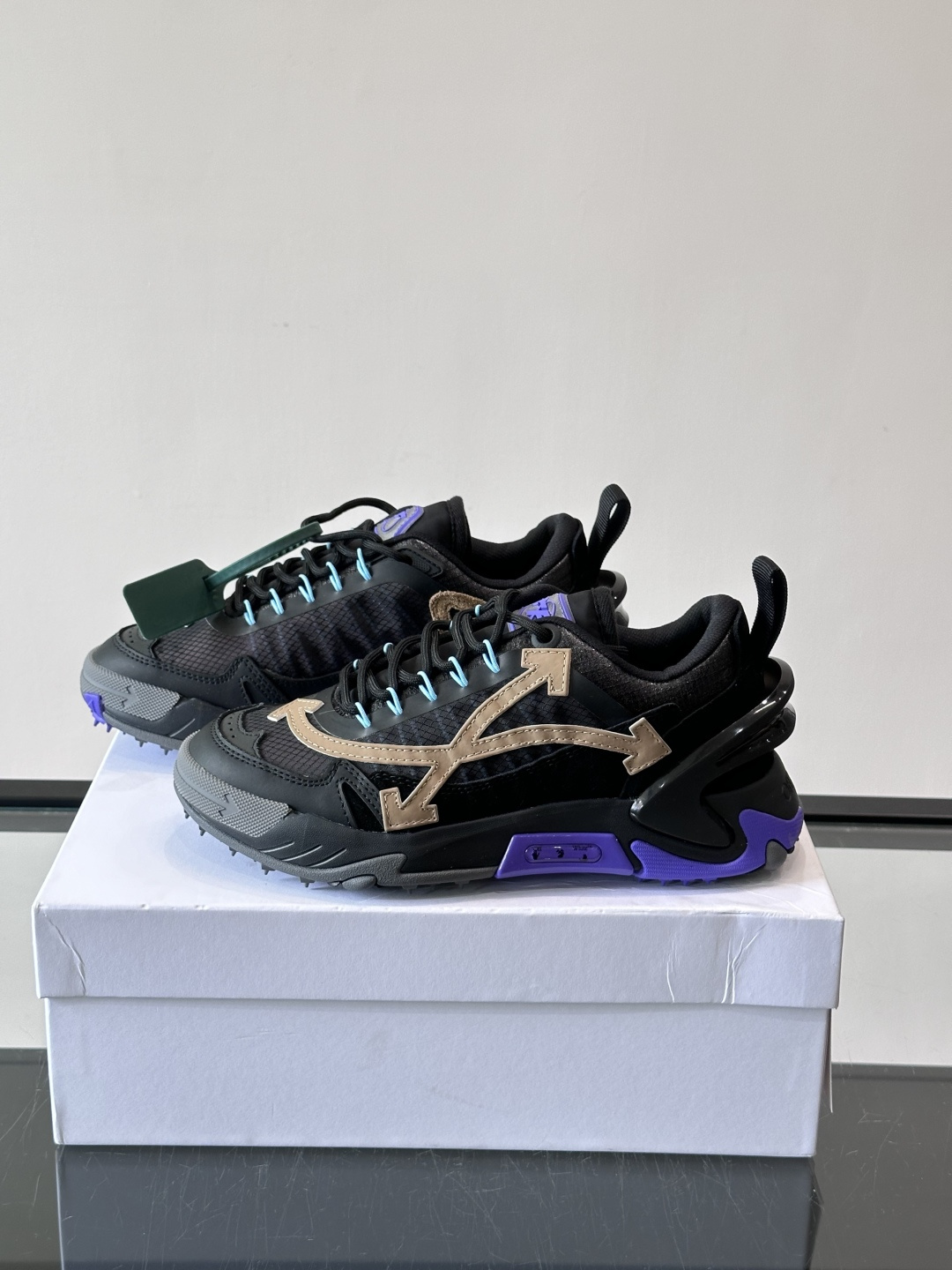 Off-White × Nike Air Max 90 情侣👫联名运动鞋,网面鞋身搭配撞色箭头绑带系统,透明蓝色 Off-White × Nike Air Max 90 情侣👫联名运动鞋,网面鞋身搭配撞色箭头绑带系统,透明蓝色