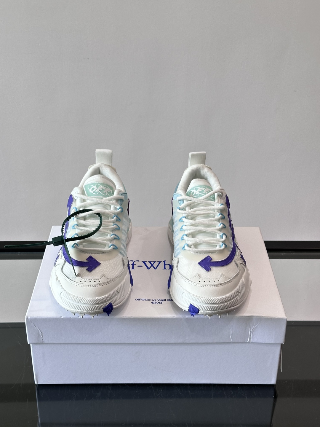 Off-White × Nike Air Max 90 情侣👫联名运动鞋,网面鞋身搭配撞色箭头绑带系统,透明蓝色 Off-White × Nike Air Max 90 情侣👫联名运动鞋,网面鞋身搭配撞色箭头绑带系统,透明蓝色