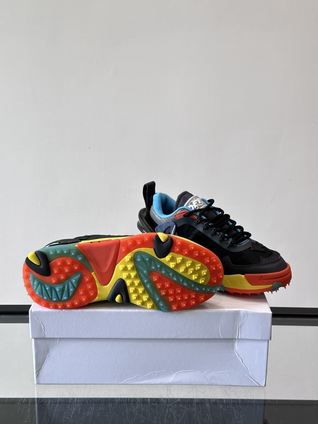 ​​Off-White × Nike Air Max 90 情侣👫联名运动鞋​​，网面鞋身搭配撞色箭头绑带系统，透明蓝色
