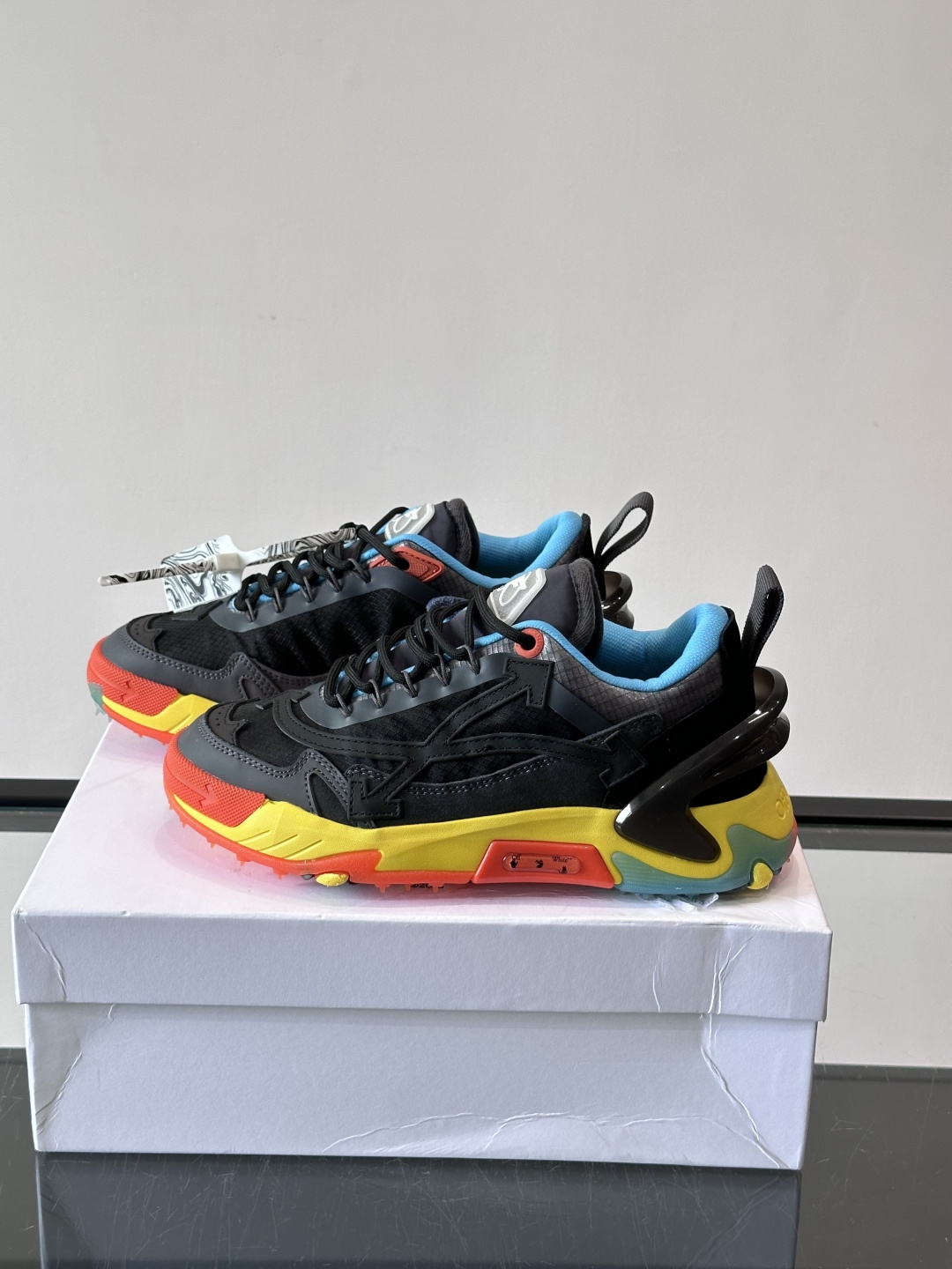 ​​Off-White × Nike Air Max 90 情侣👫联名运动鞋​​，网面鞋身搭配撞色箭头绑带系统，透明蓝色