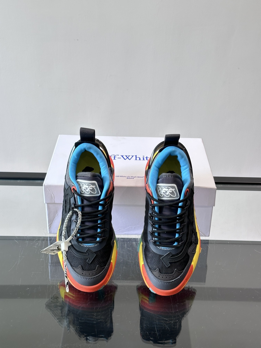 ​​Off-White × Nike Air Max 90 情侣👫联名运动鞋​​，网面鞋身搭配撞色箭头绑带系统，透明蓝色