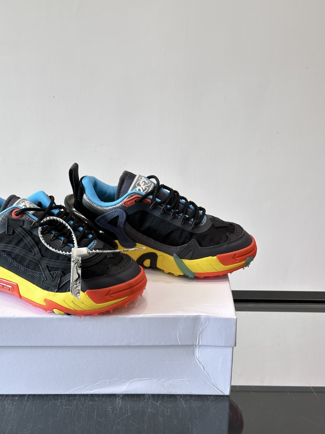 ​​Off-White × Nike Air Max 90 情侣👫联名运动鞋​​，网面鞋身搭配撞色箭头绑带系统，透明蓝色