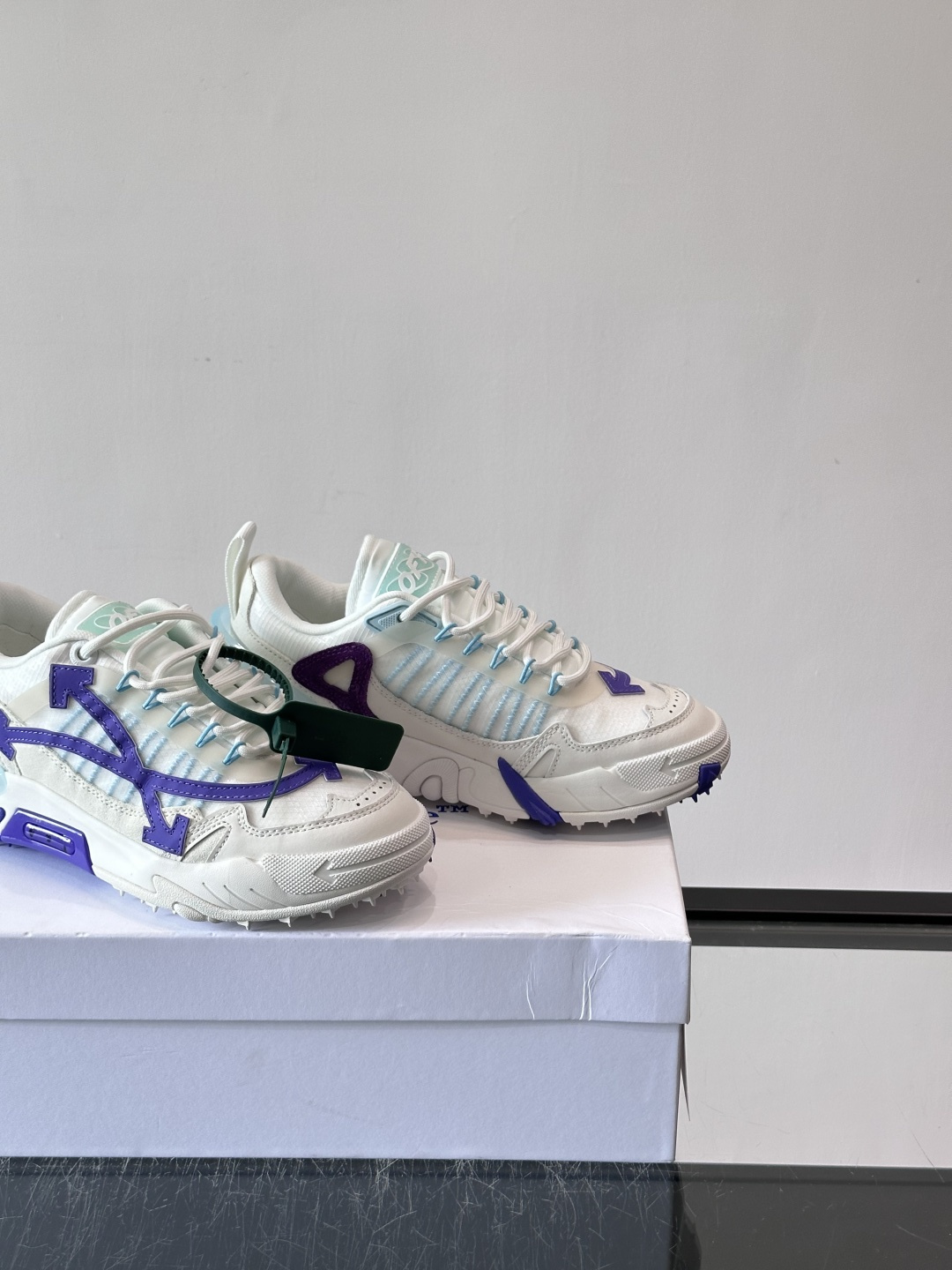 Off-White × Nike Air Max 90 情侣👫联名运动鞋,网面鞋身搭配撞色箭头绑带系统,透明蓝色 Off-White × Nike Air Max 90 情侣👫联名运动鞋,网面鞋身搭配撞色箭头绑带系统,透明蓝色