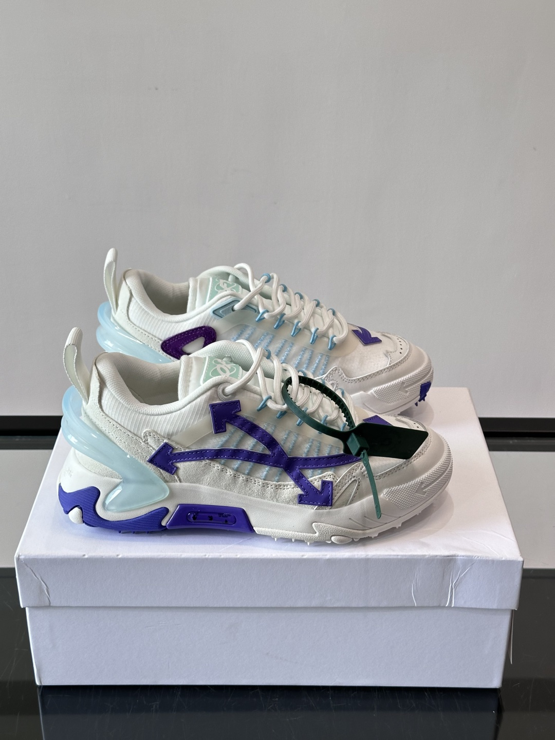 Off-White × Nike Air Max 90 情侣👫联名运动鞋,网面鞋身搭配撞色箭头绑带系统,透明蓝色 Off-White × Nike Air Max 90 情侣👫联名运动鞋,网面鞋身搭配撞色箭头绑带系统,透明蓝色