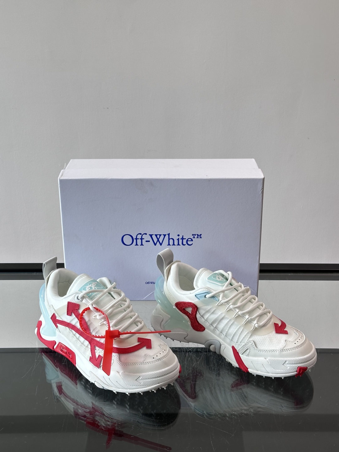Off-White × Nike Air Max 90 情侣👫联名运动鞋,网面鞋身搭配撞色箭头绑带系统,透明蓝色 Off-White × Nike Air Max 90 情侣👫联名运动鞋,网面鞋身搭配撞色箭头绑带系统,透明蓝色