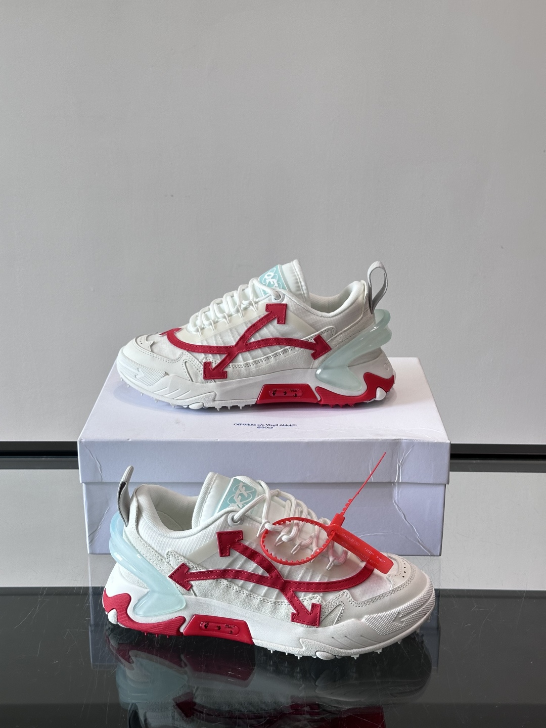Off-White × Nike Air Max 90 情侣👫联名运动鞋,网面鞋身搭配撞色箭头绑带系统,透明蓝色 Off-White × Nike Air Max 90 情侣👫联名运动鞋,网面鞋身搭配撞色箭头绑带系统,透明蓝色