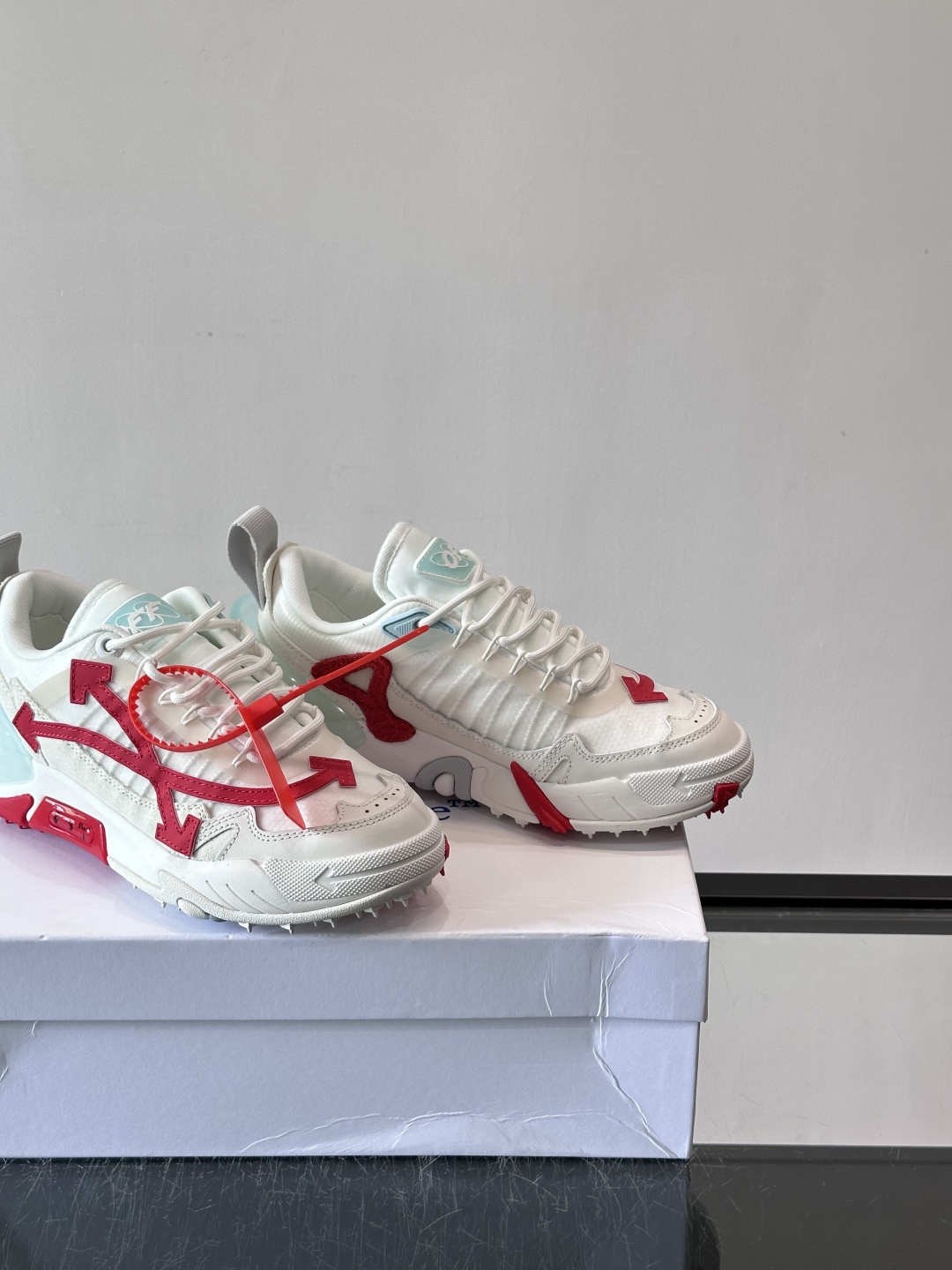 Off-White × Nike Air Max 90 情侣👫联名运动鞋,网面鞋身搭配撞色箭头绑带系统,透明蓝色 Off-White × Nike Air Max 90 情侣👫联名运动鞋,网面鞋身搭配撞色箭头绑带系统,透明蓝色