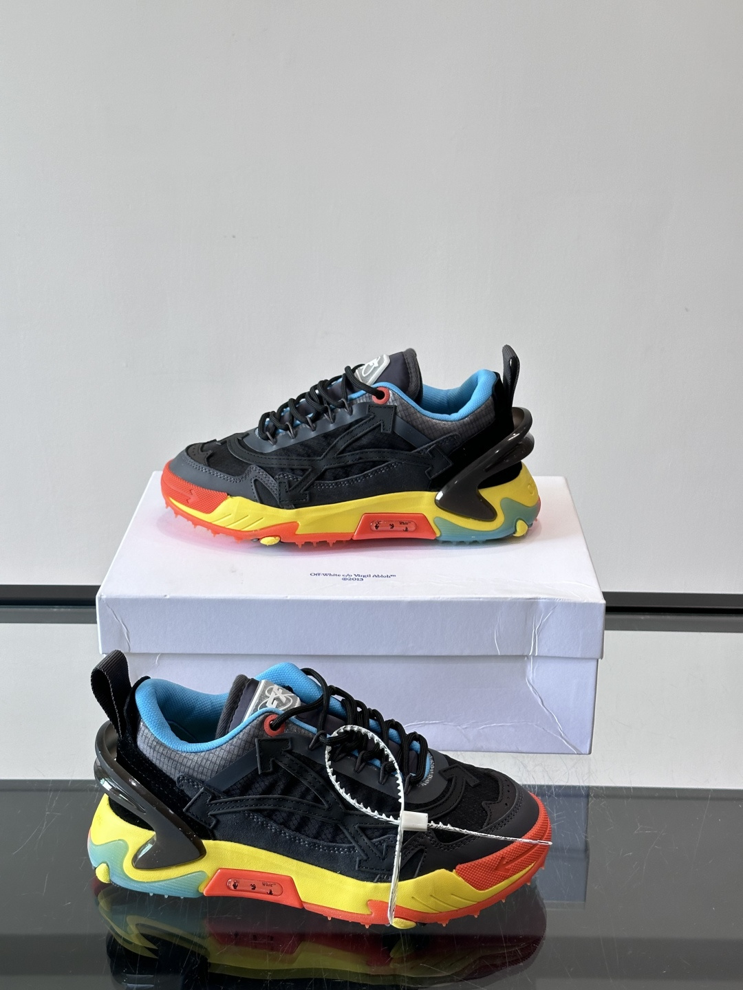 ​​Off-White × Nike Air Max 90 情侣👫联名运动鞋​​，网面鞋身搭配撞色箭头绑带系统，透明蓝色