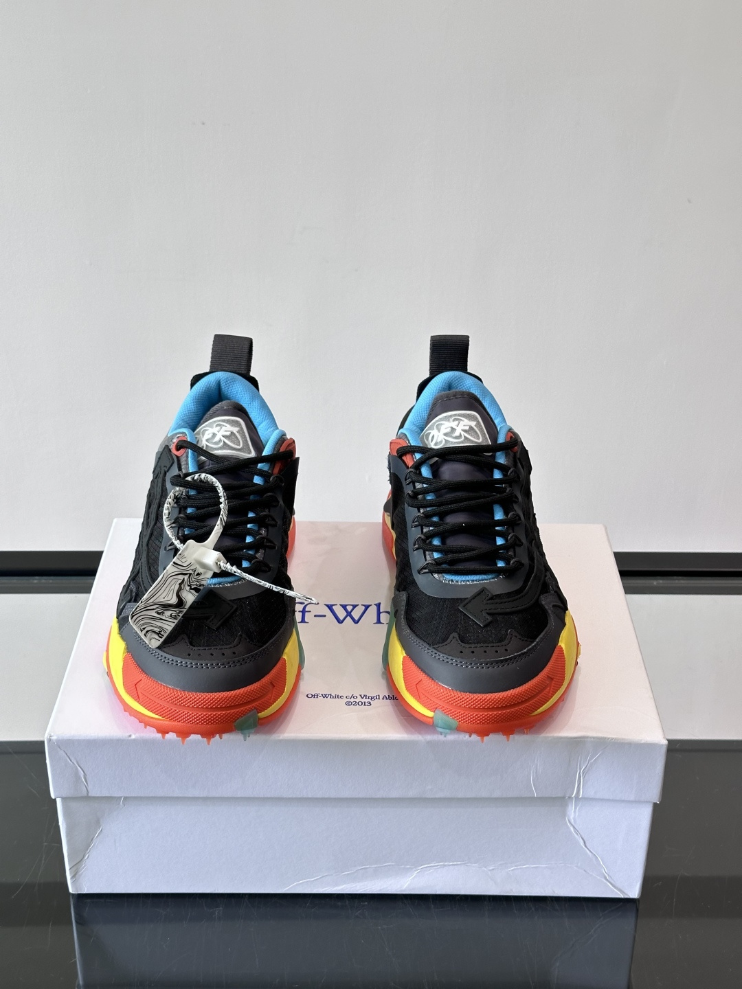 ​​Off-White × Nike Air Max 90 情侣👫联名运动鞋​​，网面鞋身搭配撞色箭头绑带系统，透明蓝色