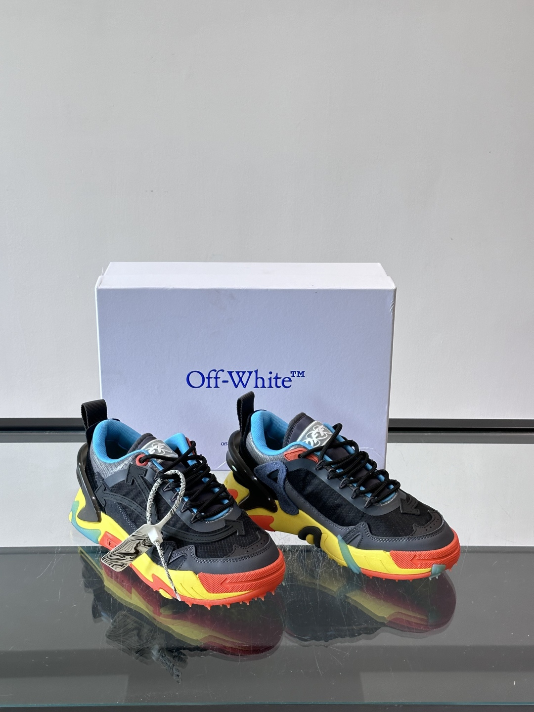 ​​Off-White × Nike Air Max 90 情侣👫联名运动鞋​​，网面鞋身搭配撞色箭头绑带系统，透明蓝色