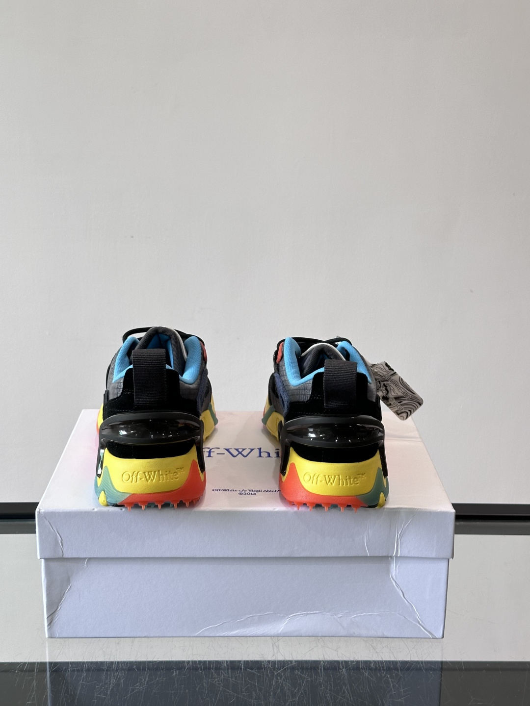 ​​Off-White × Nike Air Max 90 情侣👫联名运动鞋​​，网面鞋身搭配撞色箭头绑带系统，透明蓝色