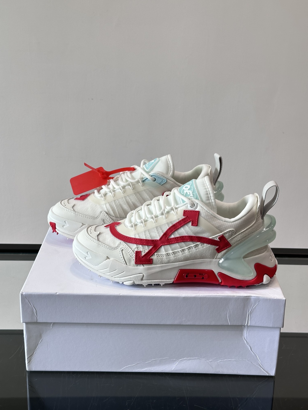 Off-White × Nike Air Max 90 情侣👫联名运动鞋,网面鞋身搭配撞色箭头绑带系统,透明蓝色 Off-White × Nike Air Max 90 情侣👫联名运动鞋,网面鞋身搭配撞色箭头绑带系统,透明蓝色