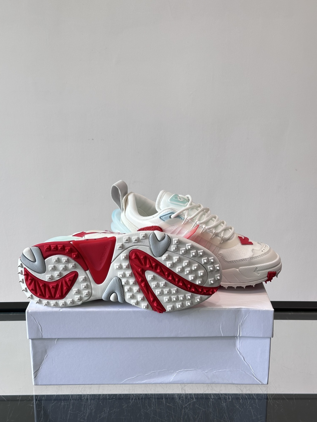 Off-White × Nike Air Max 90 情侣👫联名运动鞋,网面鞋身搭配撞色箭头绑带系统,透明蓝色 Off-White × Nike Air Max 90 情侣👫联名运动鞋,网面鞋身搭配撞色箭头绑带系统,透明蓝色