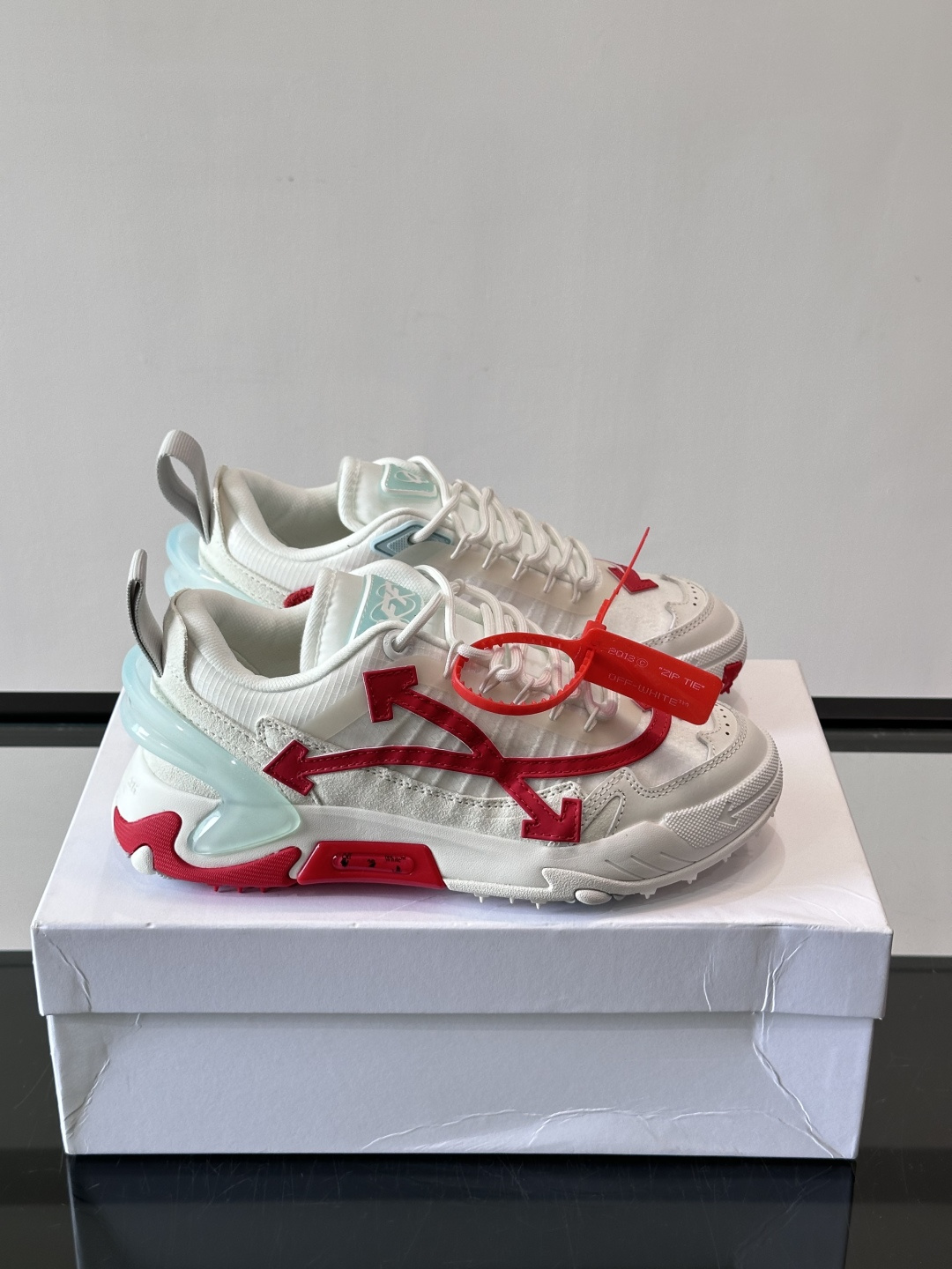 Off-White × Nike Air Max 90 情侣👫联名运动鞋,网面鞋身搭配撞色箭头绑带系统,透明蓝色 Off-White × Nike Air Max 90 情侣👫联名运动鞋,网面鞋身搭配撞色箭头绑带系统,透明蓝色