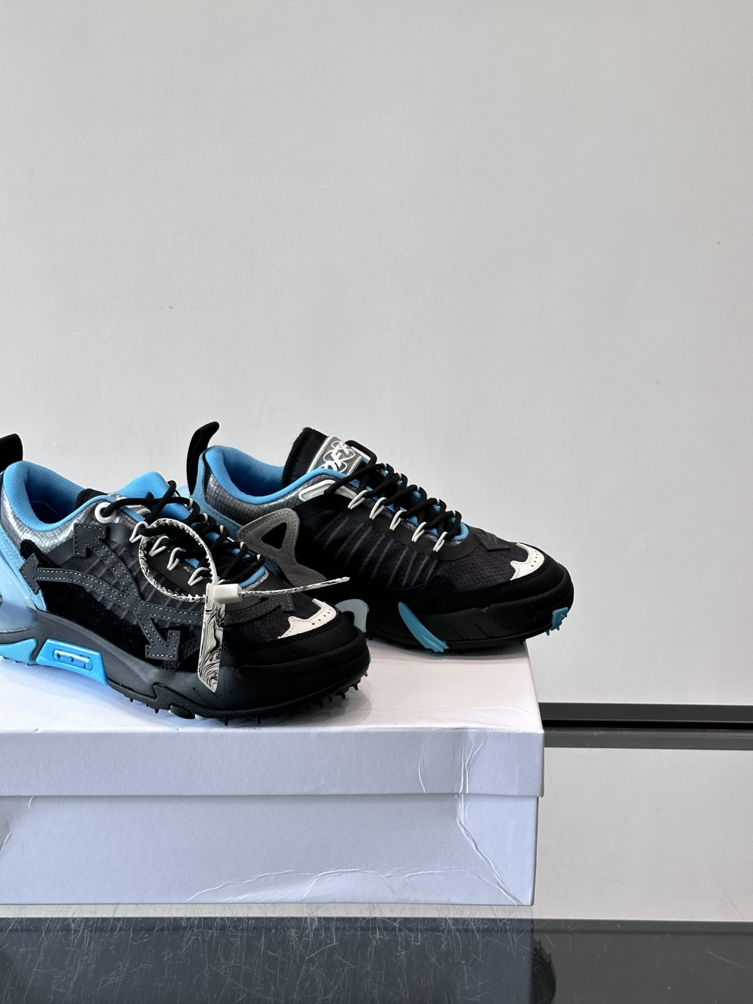 Off-White × Nike Air Max 90 情侣👫联名运动鞋,网面鞋身搭配撞色箭头绑带系统,透明蓝色 Off-White × Nike Air Max 90 情侣👫联名运动鞋,网面鞋身搭配撞色箭头绑带系统,透明蓝色