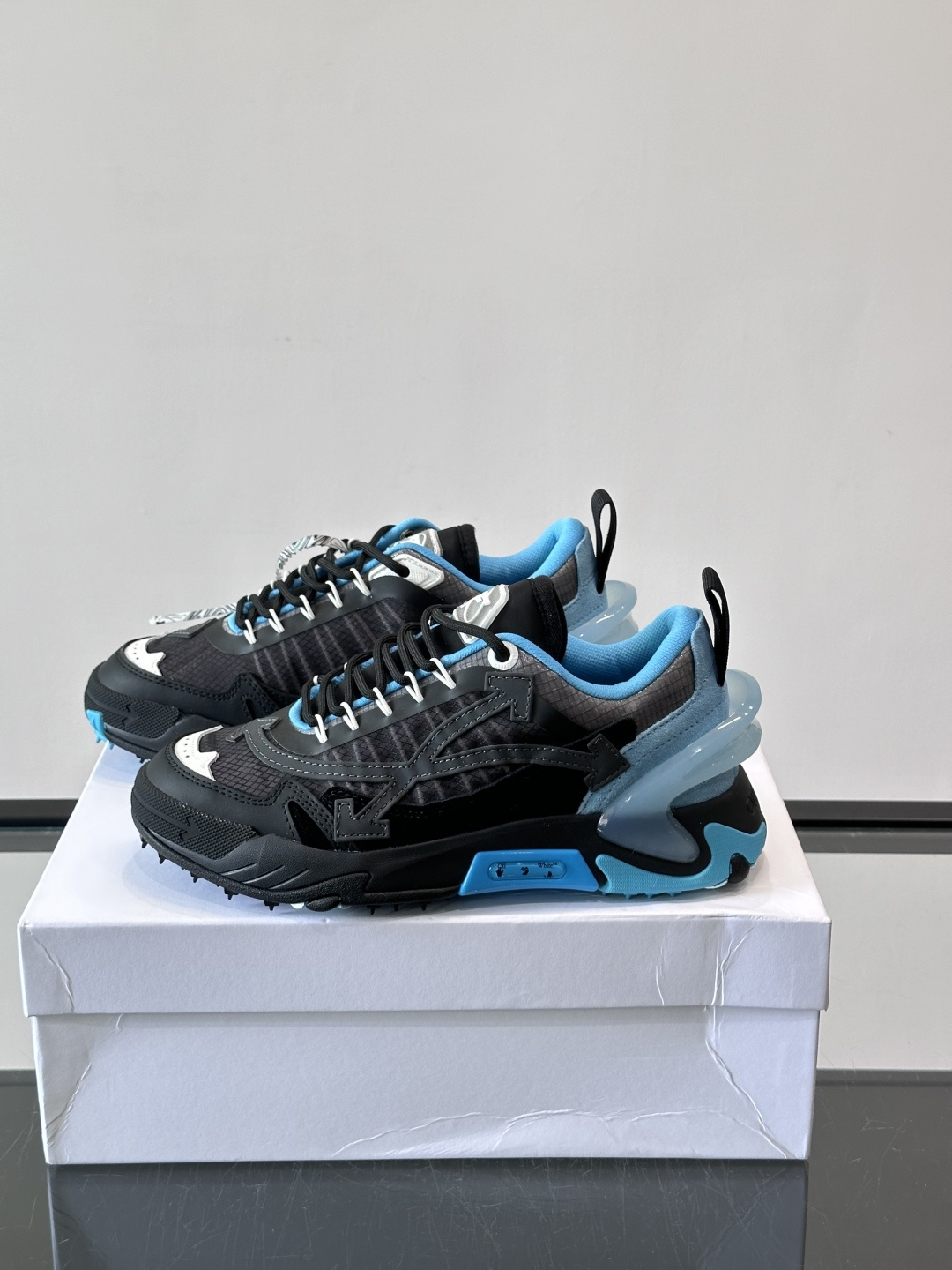 Off-White × Nike Air Max 90 情侣👫联名运动鞋,网面鞋身搭配撞色箭头绑带系统,透明蓝色 Off-White × Nike Air Max 90 情侣👫联名运动鞋,网面鞋身搭配撞色箭头绑带系统,透明蓝色
