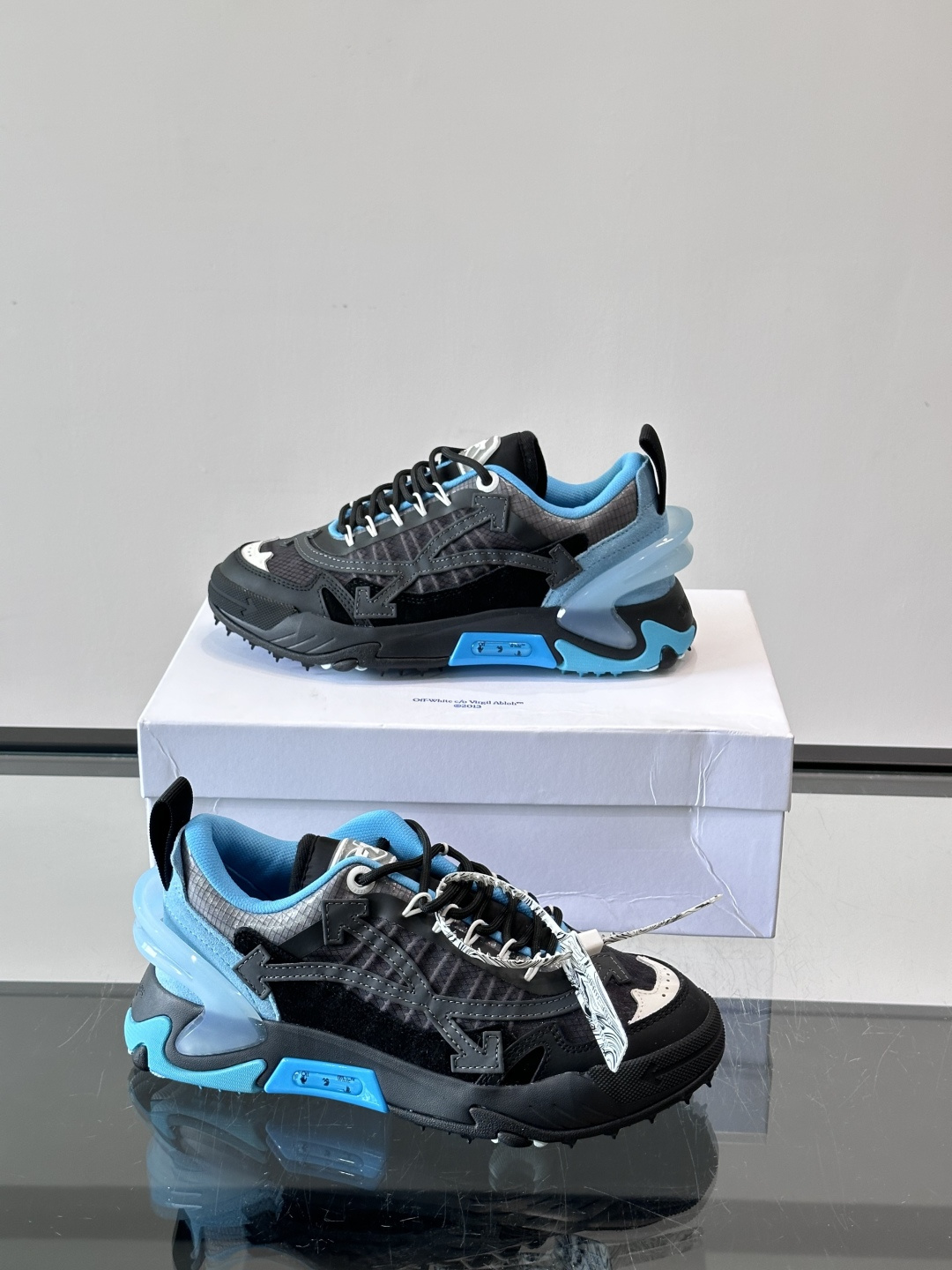 Off-White × Nike Air Max 90 情侣👫联名运动鞋,网面鞋身搭配撞色箭头绑带系统,透明蓝色 Off-White × Nike Air Max 90 情侣👫联名运动鞋,网面鞋身搭配撞色箭头绑带系统,透明蓝色