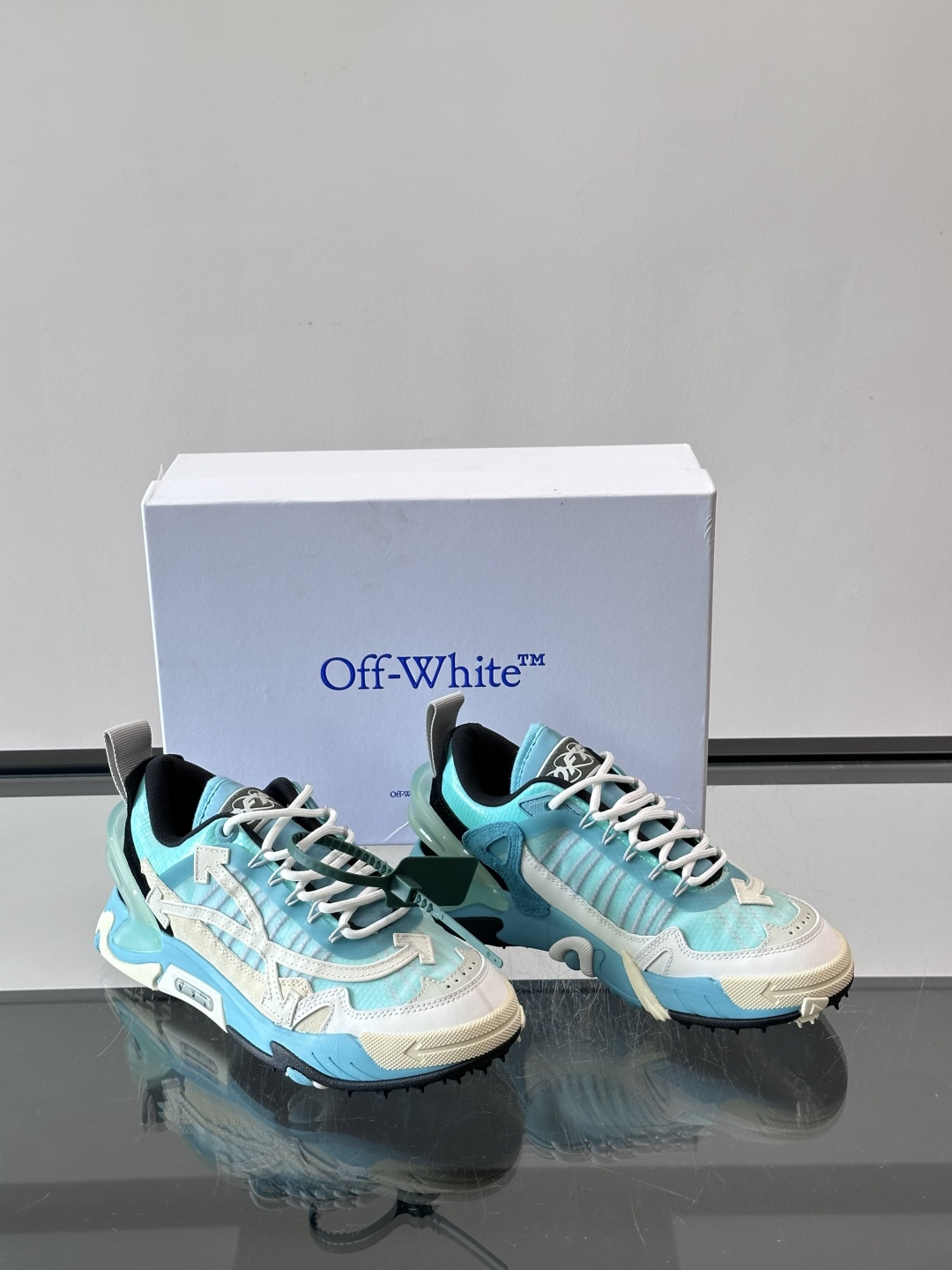 Off-White × Nike Air Max 90 情侣👫联名运动鞋,网面鞋身搭配撞色箭头绑带系统,透明蓝色 Off-White × Nike Air Max 90 情侣👫联名运动鞋,网面鞋身搭配撞色箭头绑带系统,透明蓝色