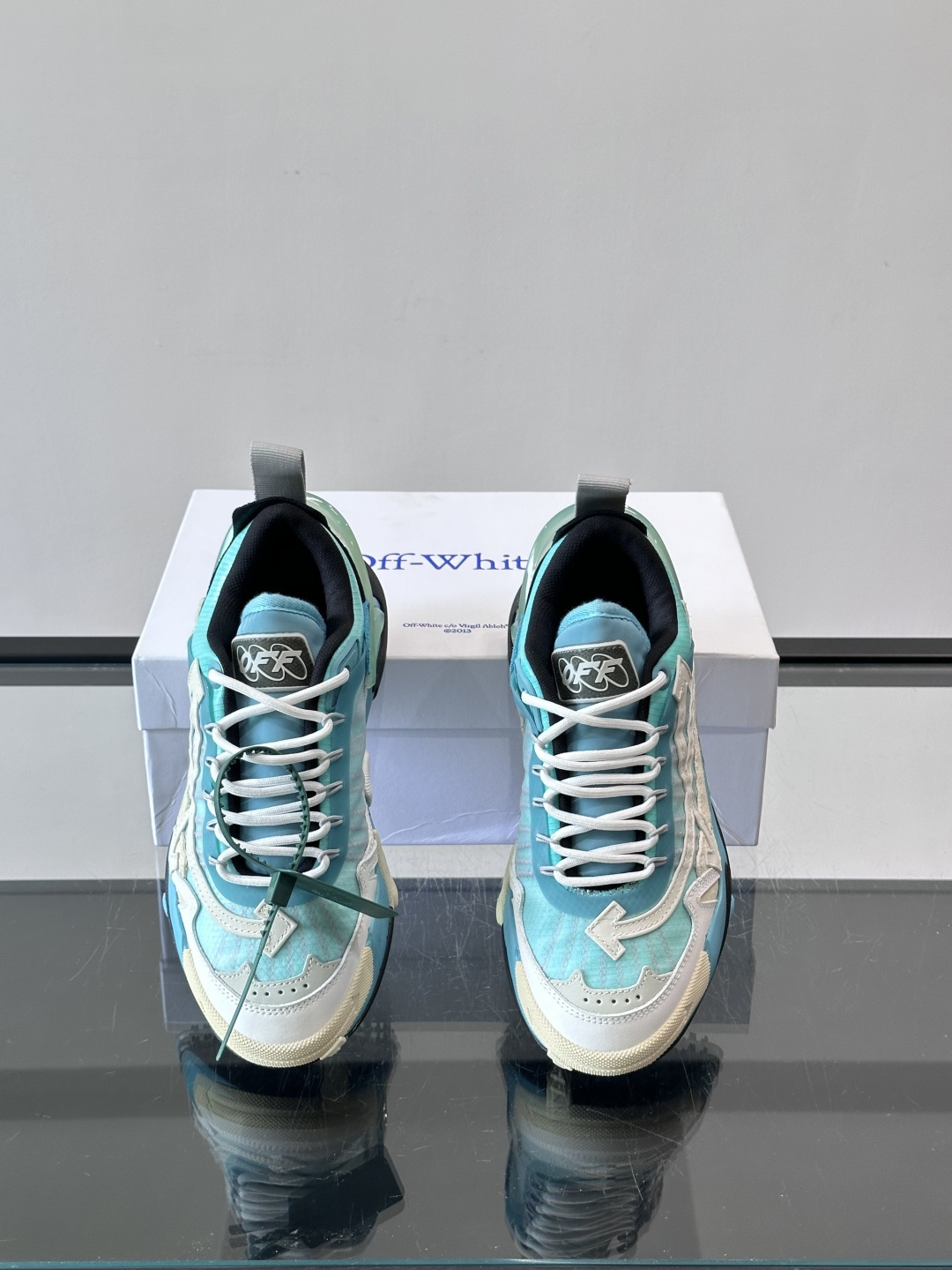 Off-White × Nike Air Max 90 情侣👫联名运动鞋,网面鞋身搭配撞色箭头绑带系统,透明蓝色 Off-White × Nike Air Max 90 情侣👫联名运动鞋,网面鞋身搭配撞色箭头绑带系统,透明蓝色