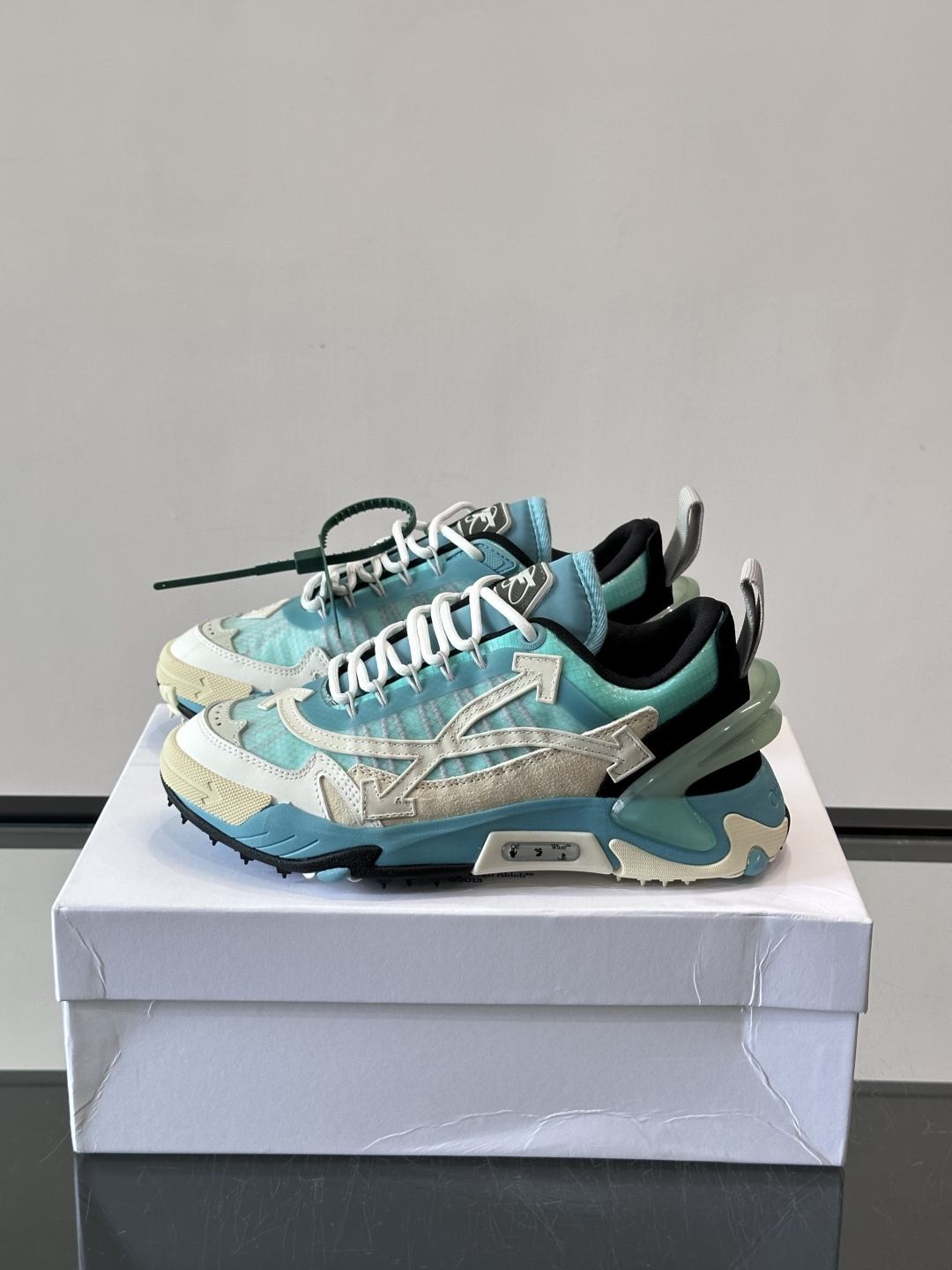 Off-White × Nike Air Max 90 情侣👫联名运动鞋,网面鞋身搭配撞色箭头绑带系统,透明蓝色 Off-White × Nike Air Max 90 情侣👫联名运动鞋,网面鞋身搭配撞色箭头绑带系统,透明蓝色