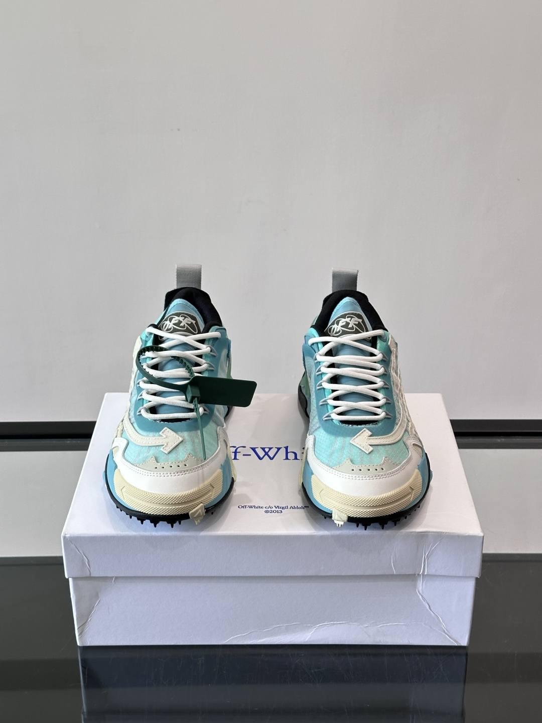 Off-White × Nike Air Max 90 情侣👫联名运动鞋,网面鞋身搭配撞色箭头绑带系统,透明蓝色 Off-White × Nike Air Max 90 情侣👫联名运动鞋,网面鞋身搭配撞色箭头绑带系统,透明蓝色