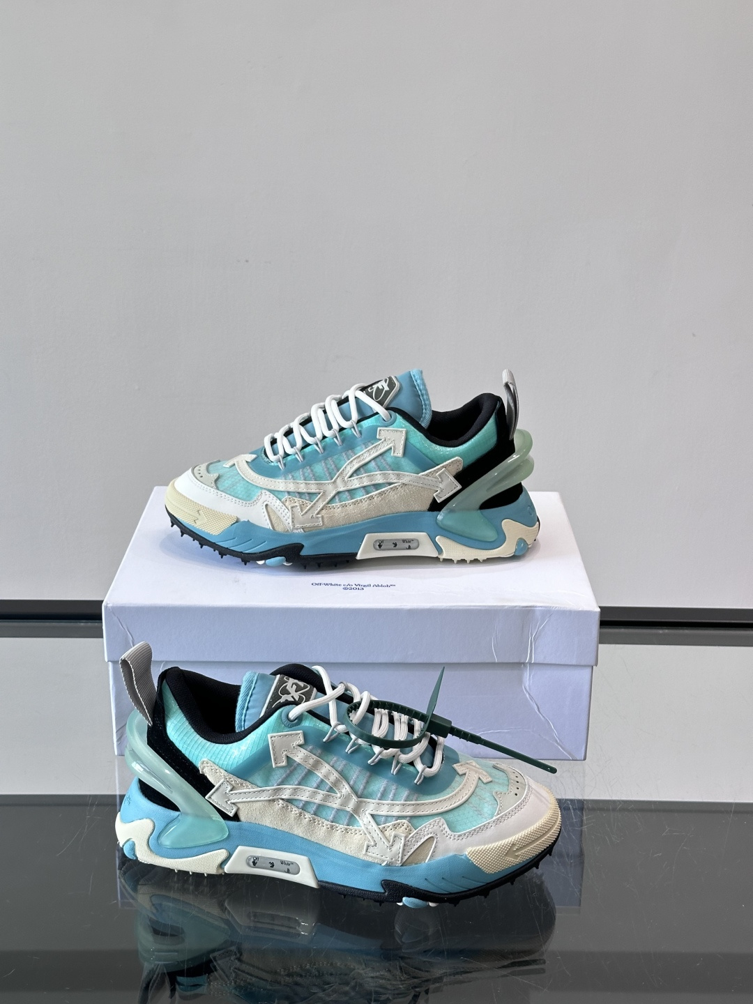 Off-White × Nike Air Max 90 情侣👫联名运动鞋,网面鞋身搭配撞色箭头绑带系统,透明蓝色 Off-White × Nike Air Max 90 情侣👫联名运动鞋,网面鞋身搭配撞色箭头绑带系统,透明蓝色