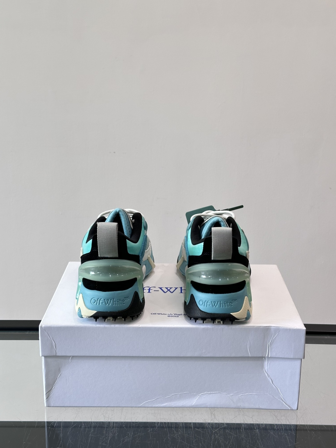Off-White × Nike Air Max 90 情侣👫联名运动鞋,网面鞋身搭配撞色箭头绑带系统,透明蓝色 Off-White × Nike Air Max 90 情侣👫联名运动鞋,网面鞋身搭配撞色箭头绑带系统,透明蓝色