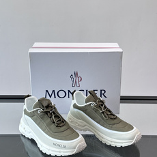 Moncle男士户外运动鞋,格纹拼接鞋面搭配厚底,链式鞋带扣,鞋底有 MONCLER 字样。 这款走的是"高奢户 Moncle男士户外运动鞋,格纹拼接鞋面搭配厚底,链式鞋带扣,鞋底有 MONCLER 字样。 这款走的是"高奢户