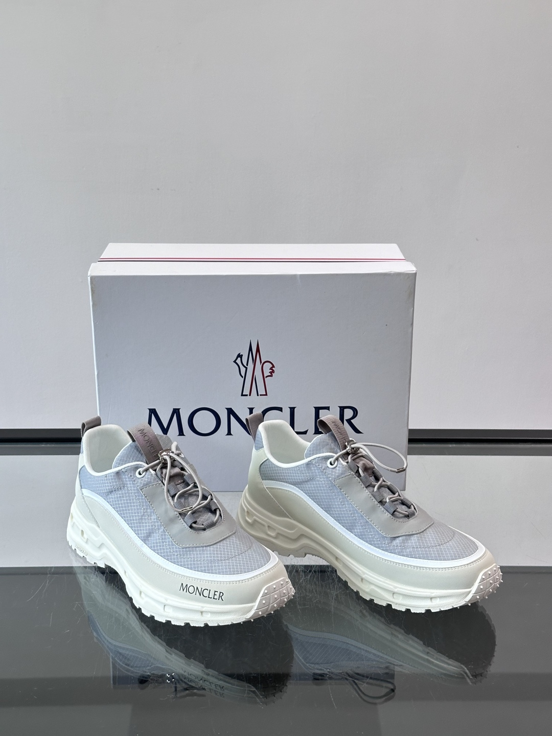 Moncle男士户外运动鞋,格纹拼接鞋面搭配厚底,链式鞋带扣,鞋底有 MONCLER 字样。 这款走的是"高奢户 Moncle男士户外运动鞋,格纹拼接鞋面搭配厚底,链式鞋带扣,鞋底有 MONCLER 字样。 这款走的是"高奢户
