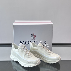Moncle男士户外运动鞋,格纹拼接鞋面搭配厚底,链式鞋带扣,鞋底有 MONCLER 字样。 这款走的是"高奢户 Moncle男士户外运动鞋,格纹拼接鞋面搭配厚底,链式鞋带扣,鞋底有 MONCLER 字样。 这款走的是"高奢户