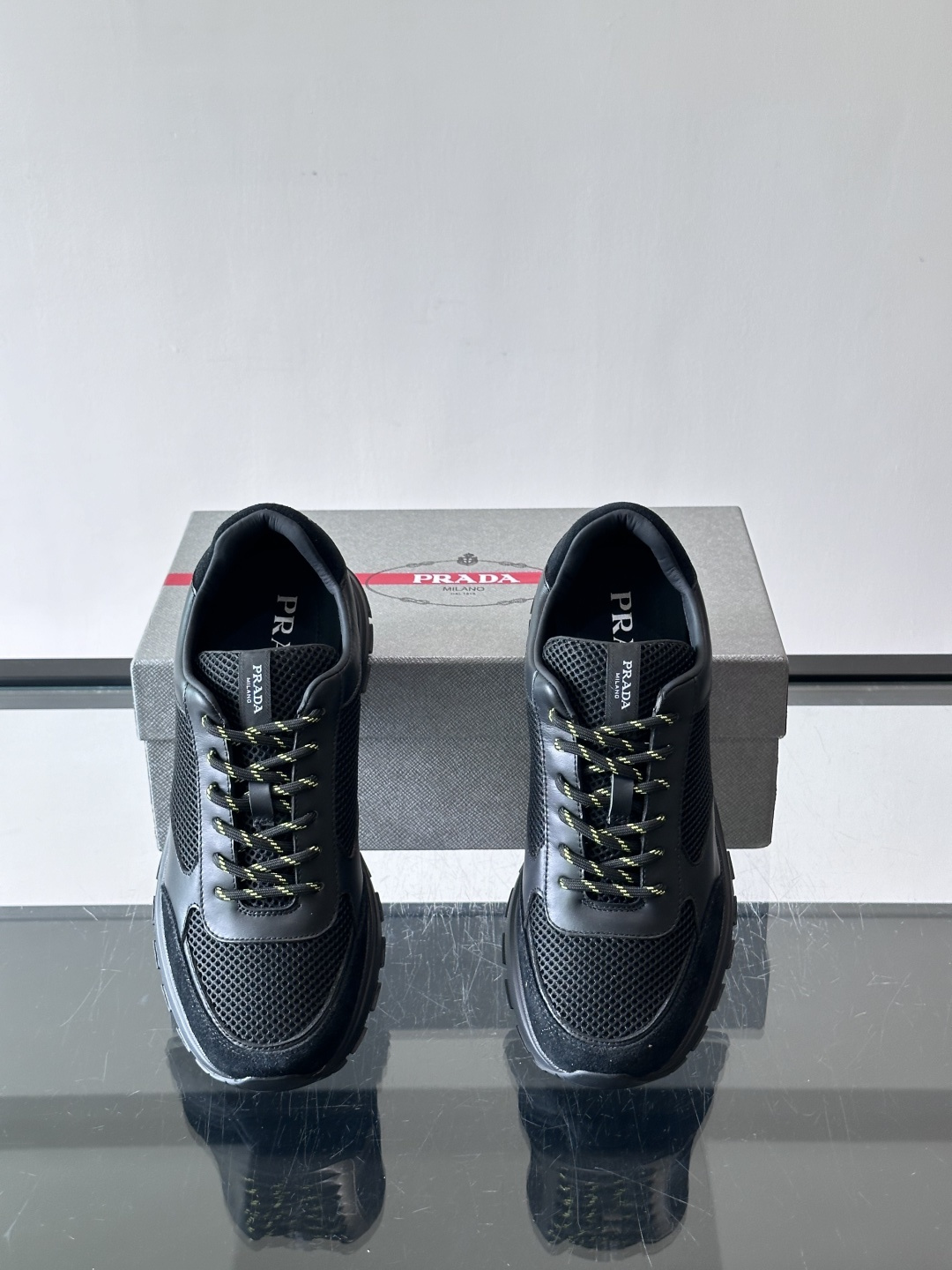 👟Prada男士休闲运动鞋,简约时尚,网布+皮革拼接,透气又有支撑力。橡胶鞋底防滑,日常穿搭或轻运动都OK!鞋侧低调Lo 👟Prada男士休闲运动鞋,简约时尚,网布+皮革拼接,透气又有支撑力。橡胶鞋底防滑,日常穿搭或轻运动都OK!鞋侧低调Lo