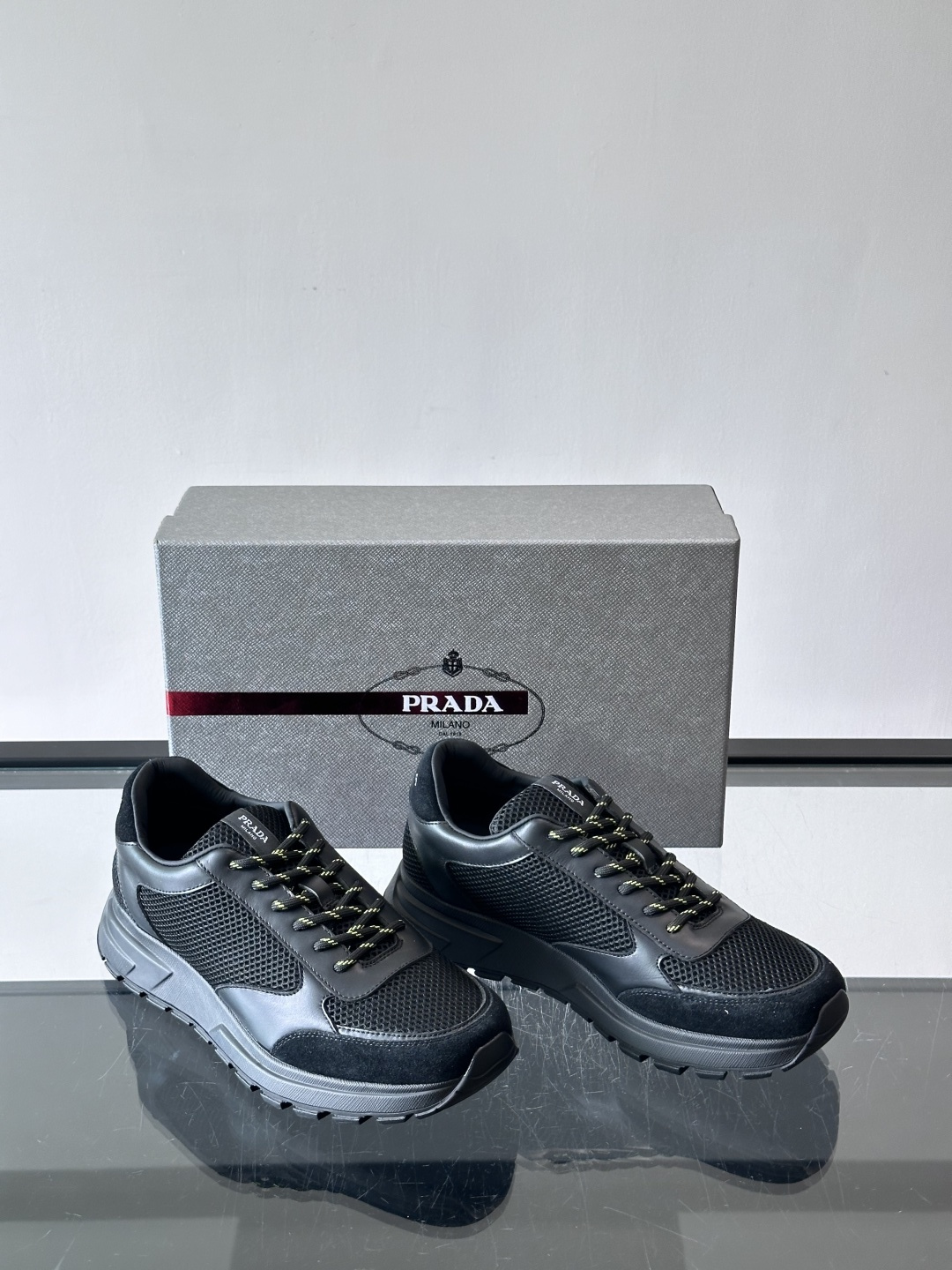 👟Prada男士休闲运动鞋,简约时尚,网布+皮革拼接,透气又有支撑力。橡胶鞋底防滑,日常穿搭或轻运动都OK!鞋侧低调Lo 👟Prada男士休闲运动鞋,简约时尚,网布+皮革拼接,透气又有支撑力。橡胶鞋底防滑,日常穿搭或轻运动都OK!鞋侧低调Lo