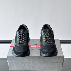 👟Prada男士休闲运动鞋,简约时尚,网布+皮革拼接,透气又有支撑力。橡胶鞋底防滑,日常穿搭或轻运动都OK!鞋侧低调Lo 👟Prada男士休闲运动鞋,简约时尚,网布+皮革拼接,透气又有支撑力。橡胶鞋底防滑,日常穿搭或轻运动都OK!鞋侧低调Lo