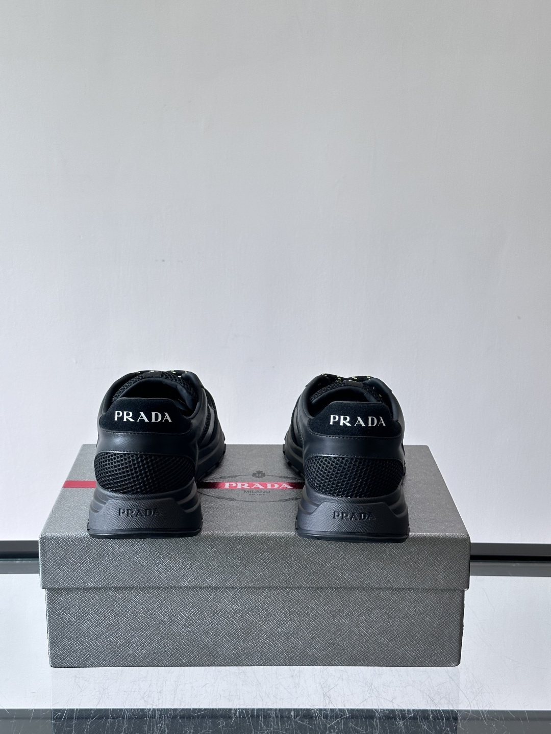 👟Prada男士休闲运动鞋,简约时尚,网布+皮革拼接,透气又有支撑力。橡胶鞋底防滑,日常穿搭或轻运动都OK!鞋侧低调Lo 👟Prada男士休闲运动鞋,简约时尚,网布+皮革拼接,透气又有支撑力。橡胶鞋底防滑,日常穿搭或轻运动都OK!鞋侧低调Lo