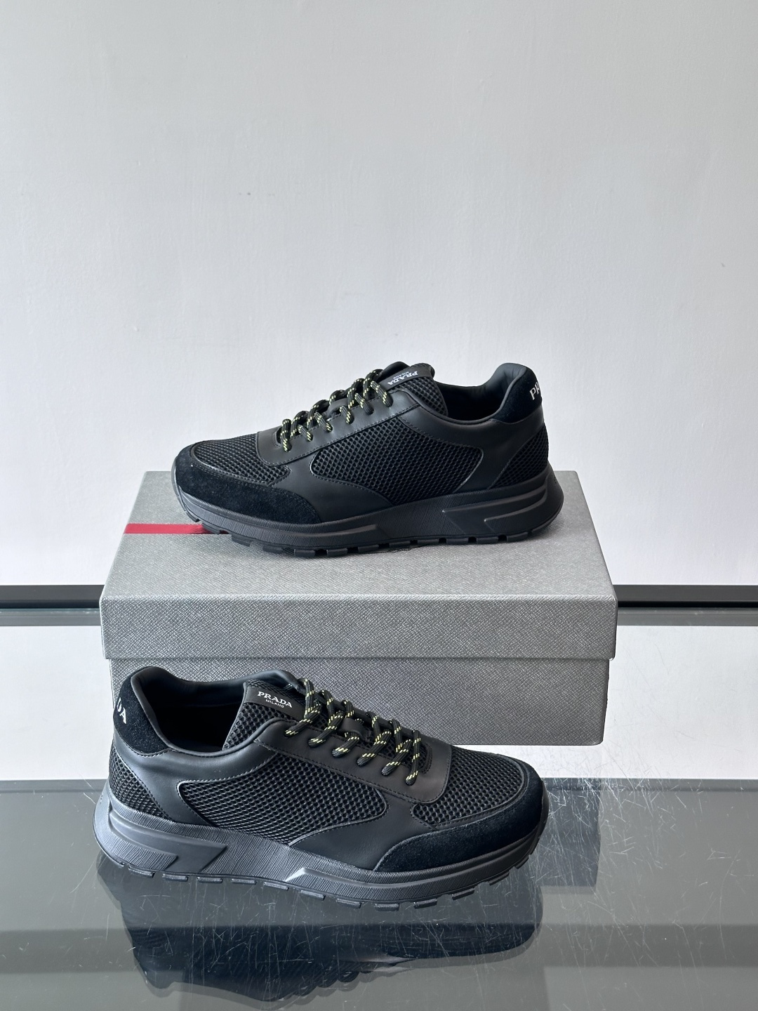 👟Prada男士休闲运动鞋,简约时尚,网布+皮革拼接,透气又有支撑力。橡胶鞋底防滑,日常穿搭或轻运动都OK!鞋侧低调Lo 👟Prada男士休闲运动鞋,简约时尚,网布+皮革拼接,透气又有支撑力。橡胶鞋底防滑,日常穿搭或轻运动都OK!鞋侧低调Lo