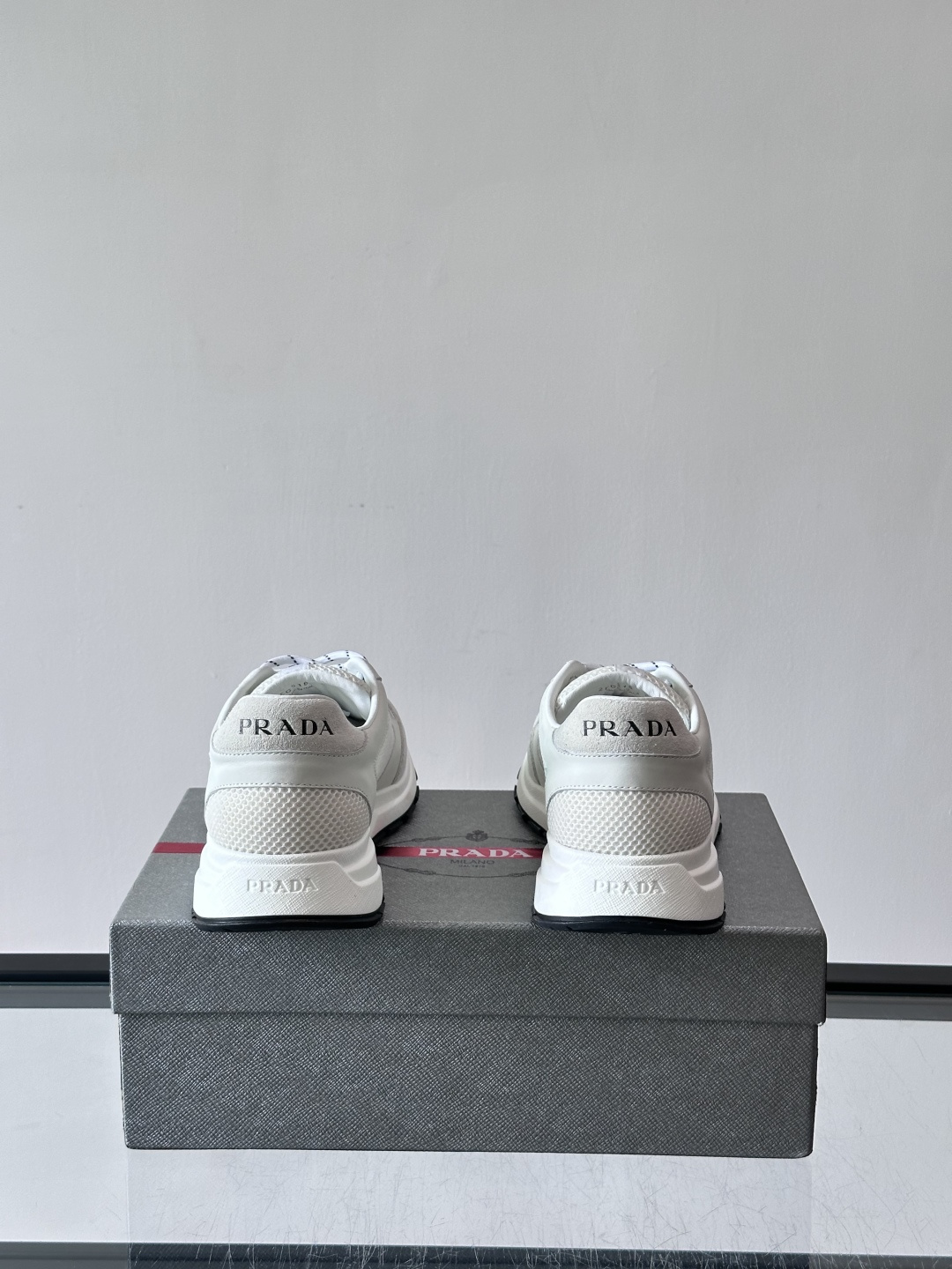👟Prada男士休闲运动鞋,简约时尚,网布+皮革拼接,透气又有支撑力。橡胶鞋底防滑,日常穿搭或轻运动都OK!鞋侧低调Lo 👟Prada男士休闲运动鞋,简约时尚,网布+皮革拼接,透气又有支撑力。橡胶鞋底防滑,日常穿搭或轻运动都OK!鞋侧低调Lo