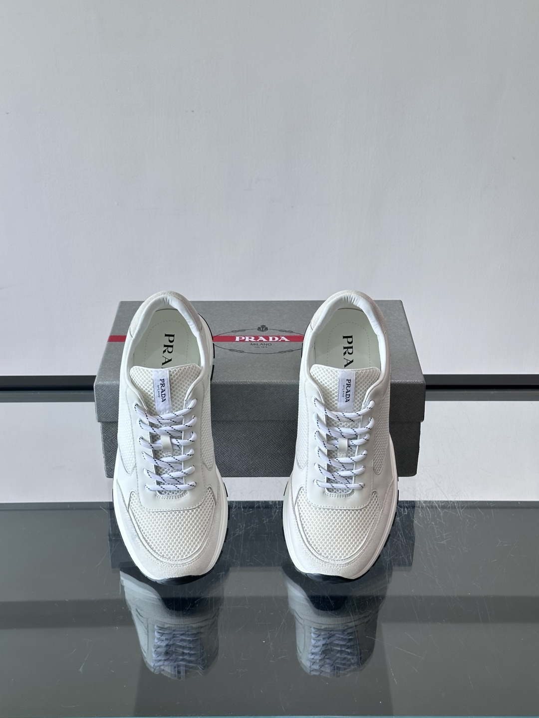 👟Prada男士休闲运动鞋,简约时尚,网布+皮革拼接,透气又有支撑力。橡胶鞋底防滑,日常穿搭或轻运动都OK!鞋侧低调Lo 👟Prada男士休闲运动鞋,简约时尚,网布+皮革拼接,透气又有支撑力。橡胶鞋底防滑,日常穿搭或轻运动都OK!鞋侧低调Lo