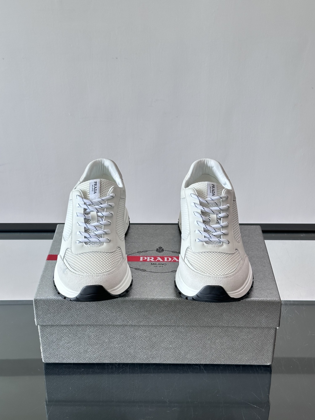 👟Prada男士休闲运动鞋,简约时尚,网布+皮革拼接,透气又有支撑力。橡胶鞋底防滑,日常穿搭或轻运动都OK!鞋侧低调Lo 👟Prada男士休闲运动鞋,简约时尚,网布+皮革拼接,透气又有支撑力。橡胶鞋底防滑,日常穿搭或轻运动都OK!鞋侧低调Lo
