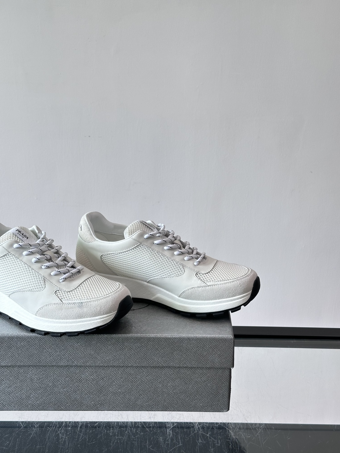 👟Prada男士休闲运动鞋,简约时尚,网布+皮革拼接,透气又有支撑力。橡胶鞋底防滑,日常穿搭或轻运动都OK!鞋侧低调Lo 👟Prada男士休闲运动鞋,简约时尚,网布+皮革拼接,透气又有支撑力。橡胶鞋底防滑,日常穿搭或轻运动都OK!鞋侧低调Lo