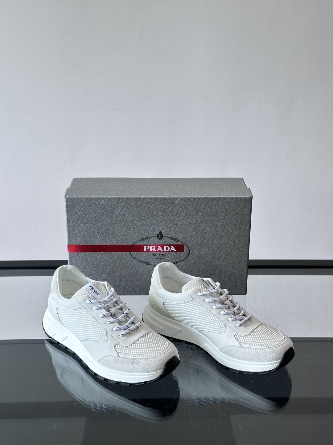 👟Prada男士休闲运动鞋,简约时尚,网布+皮革拼接,透气又有支撑力。橡胶鞋底防滑,日常穿搭或轻运动都OK!鞋侧低调Lo 👟Prada男士休闲运动鞋,简约时尚,网布+皮革拼接,透气又有支撑力。橡胶鞋底防滑,日常穿搭或轻运动都OK!鞋侧低调Lo