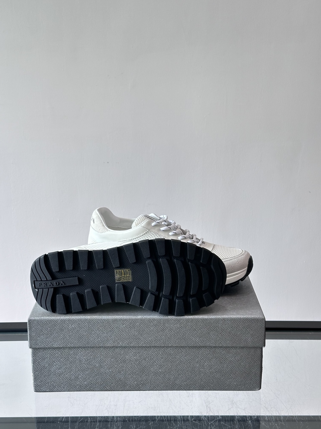 👟Prada男士休闲运动鞋,简约时尚,网布+皮革拼接,透气又有支撑力。橡胶鞋底防滑,日常穿搭或轻运动都OK!鞋侧低调Lo 👟Prada男士休闲运动鞋,简约时尚,网布+皮革拼接,透气又有支撑力。橡胶鞋底防滑,日常穿搭或轻运动都OK!鞋侧低调Lo