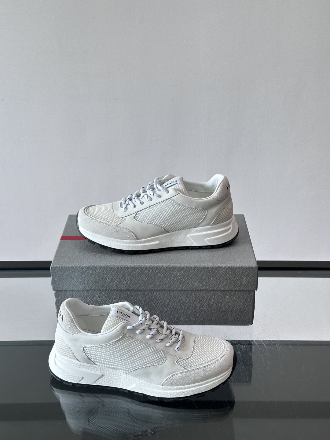 👟Prada男士休闲运动鞋,简约时尚,网布+皮革拼接,透气又有支撑力。橡胶鞋底防滑,日常穿搭或轻运动都OK!鞋侧低调Lo 👟Prada男士休闲运动鞋,简约时尚,网布+皮革拼接,透气又有支撑力。橡胶鞋底防滑,日常穿搭或轻运动都OK!鞋侧低调Lo