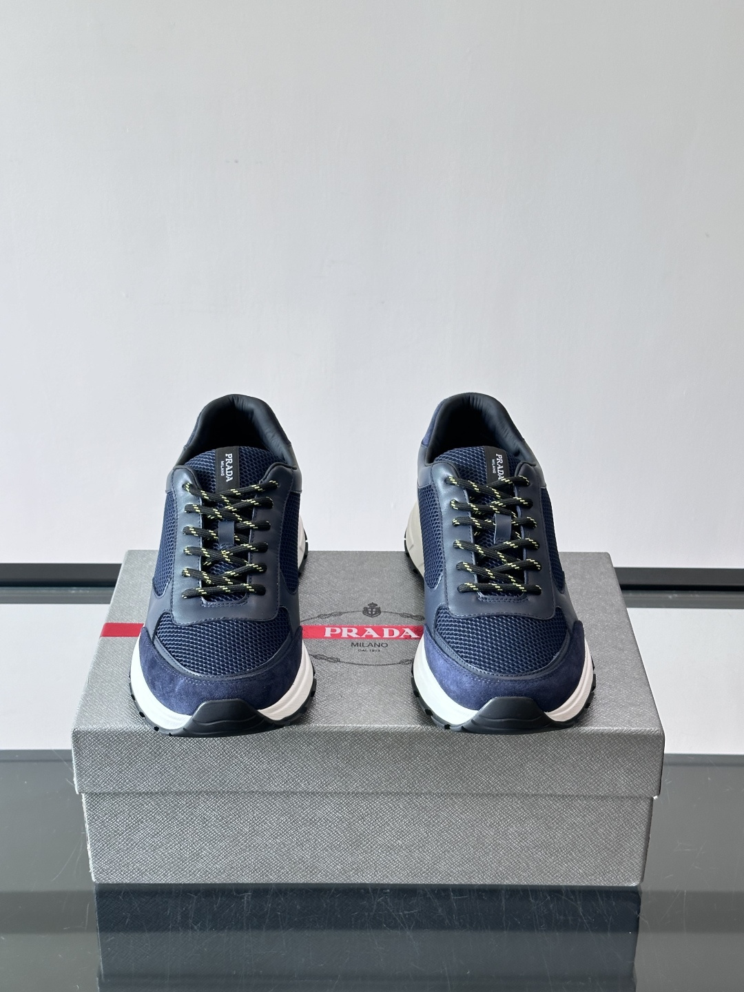 👟Prada男士休闲运动鞋,简约时尚,网布+皮革拼接,透气又有支撑力。橡胶鞋底防滑,日常穿搭或轻运动都OK!鞋侧低调Lo 👟Prada男士休闲运动鞋,简约时尚,网布+皮革拼接,透气又有支撑力。橡胶鞋底防滑,日常穿搭或轻运动都OK!鞋侧低调Lo